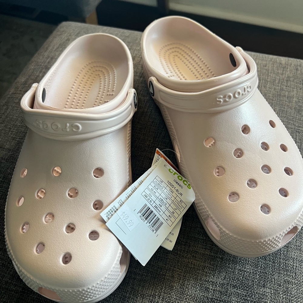 CROCS Classic Clog in Pale Pink